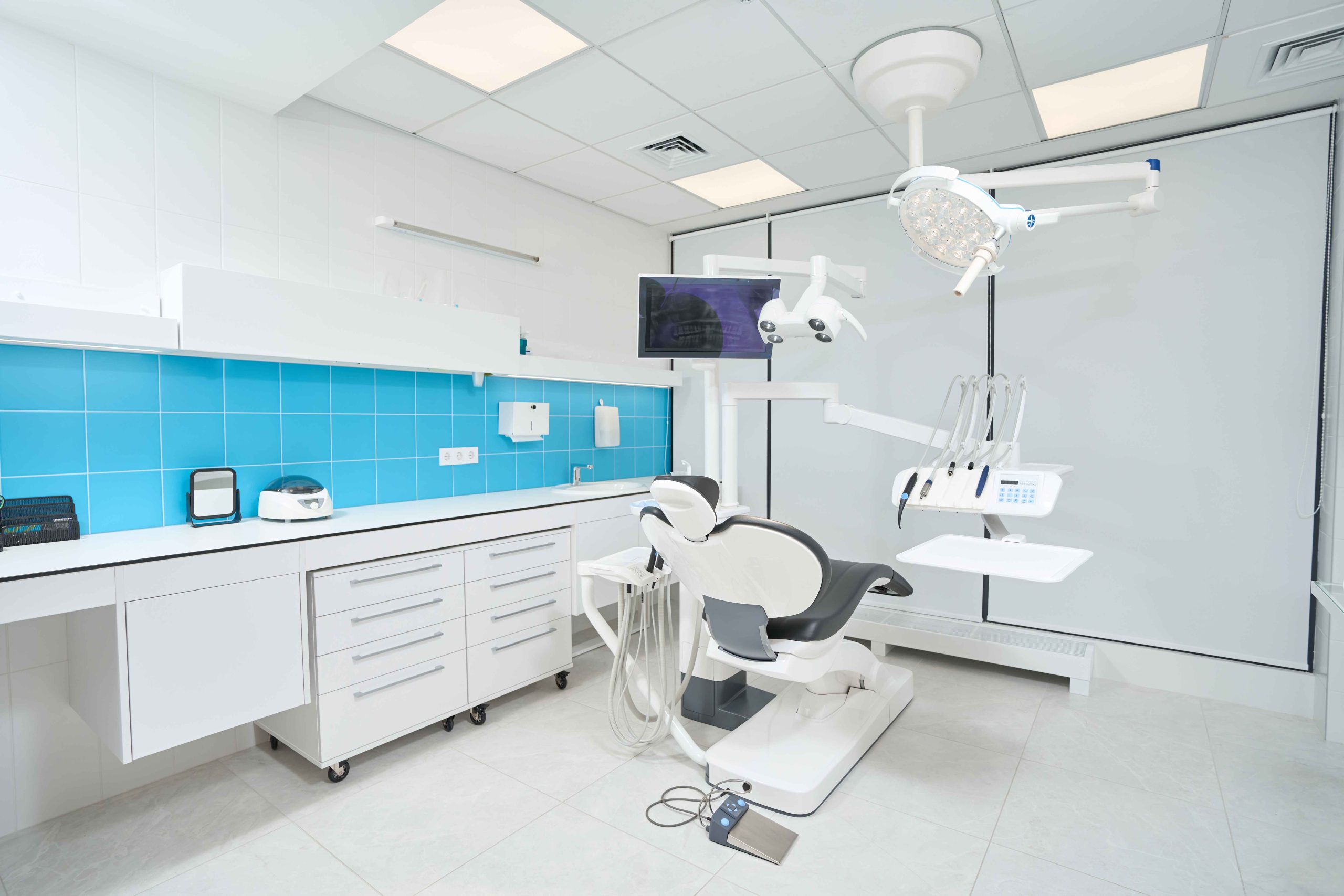 How To Choose The Best Dental Implant Clinic JLT